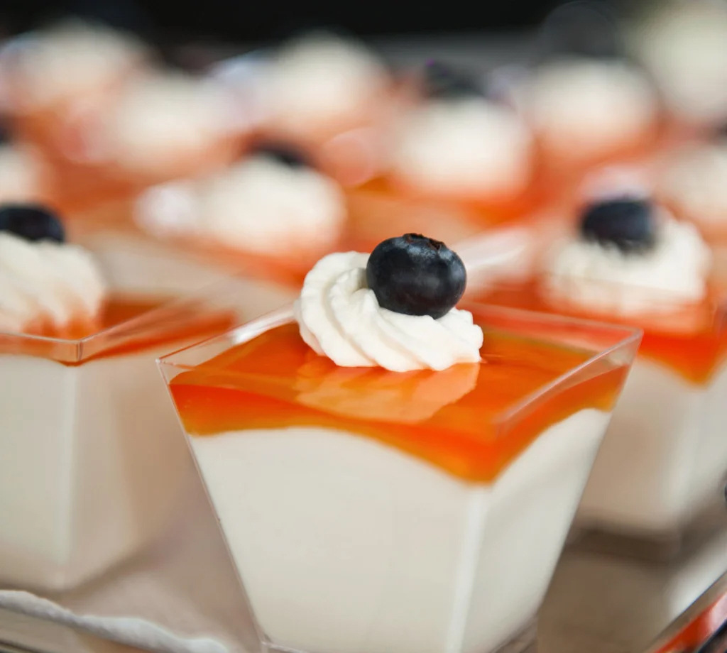 Frisches Dessert im Glasbecher mit Sahnehaube und Heidelbeere aus dem Apéro-Angebot des Schloss-Beck.