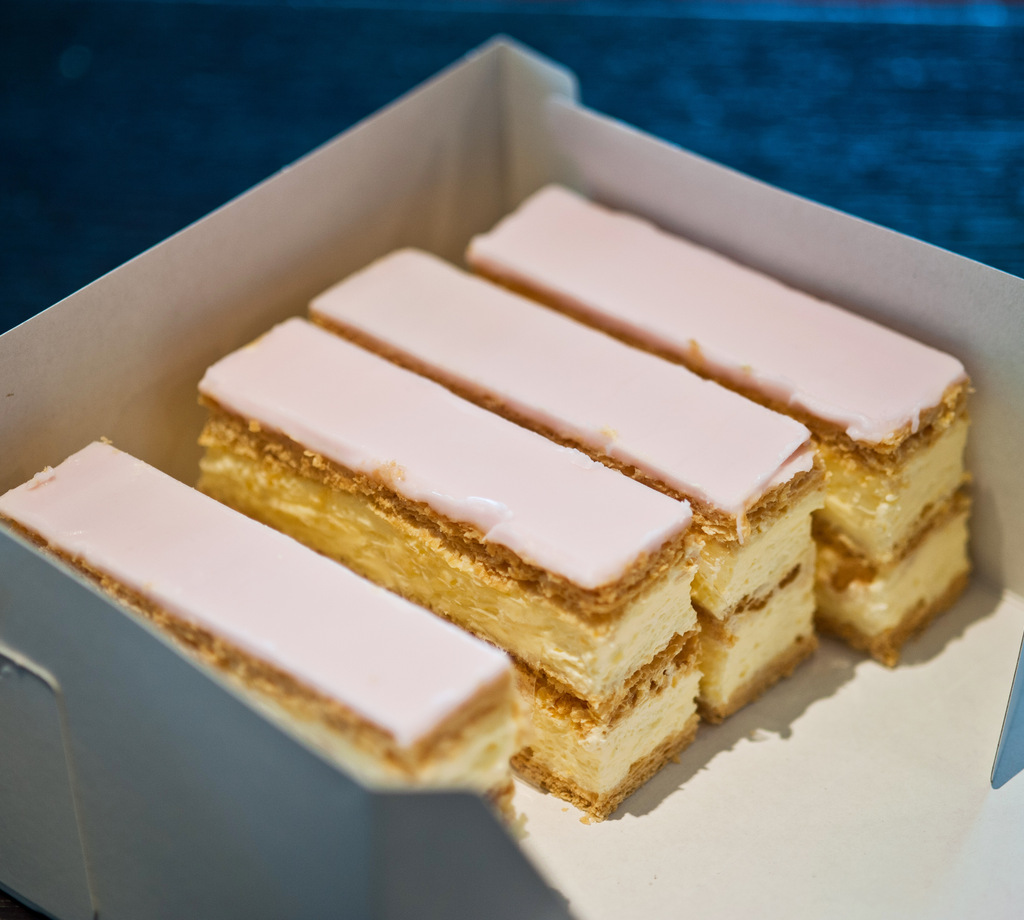 Schloss-Beck Cremeschnitte Vier Stück Cremeschnitten des Schloss-Becks in einer weissen Schachtel.