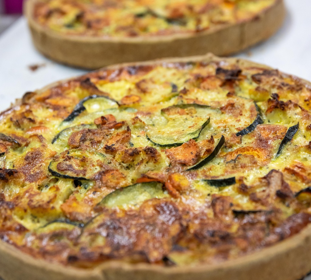 Hausgemachte Quiche mit Zucchini und Käse als Business-Lunch-Spezialität des Schloss-Beck.